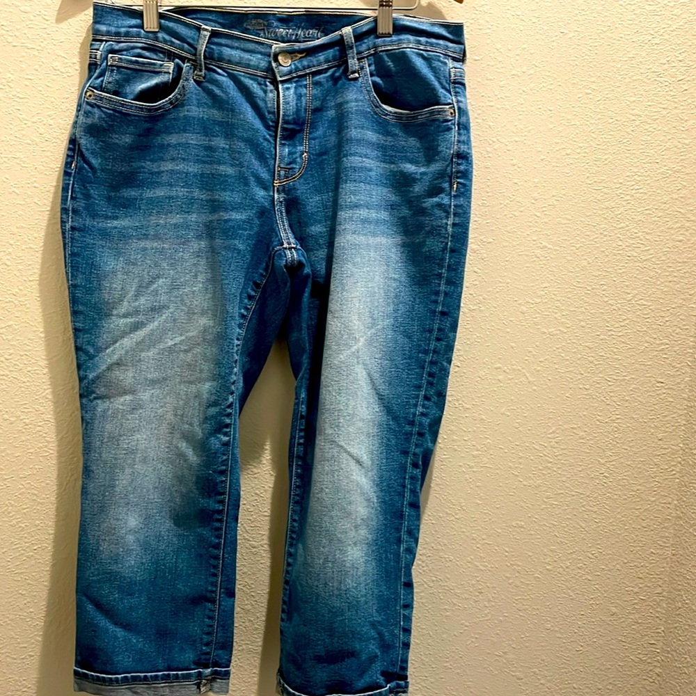 Old Navy Sweetheart women’s cuffed regular standard size 8, 3/4 length Jeans.